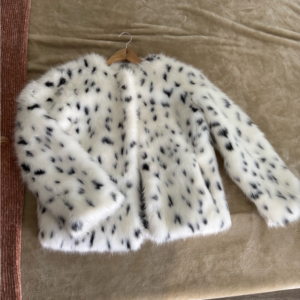 Stylish White and Black Jacket for All Occasions